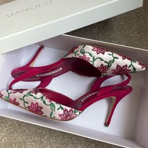 MANOLO BLAHNIK Carolyne 90 White Satin floral pump with box